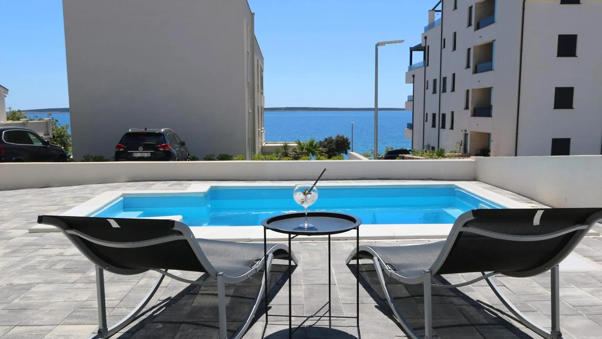Dolphin View II With A Pool By The Beach Мандре
