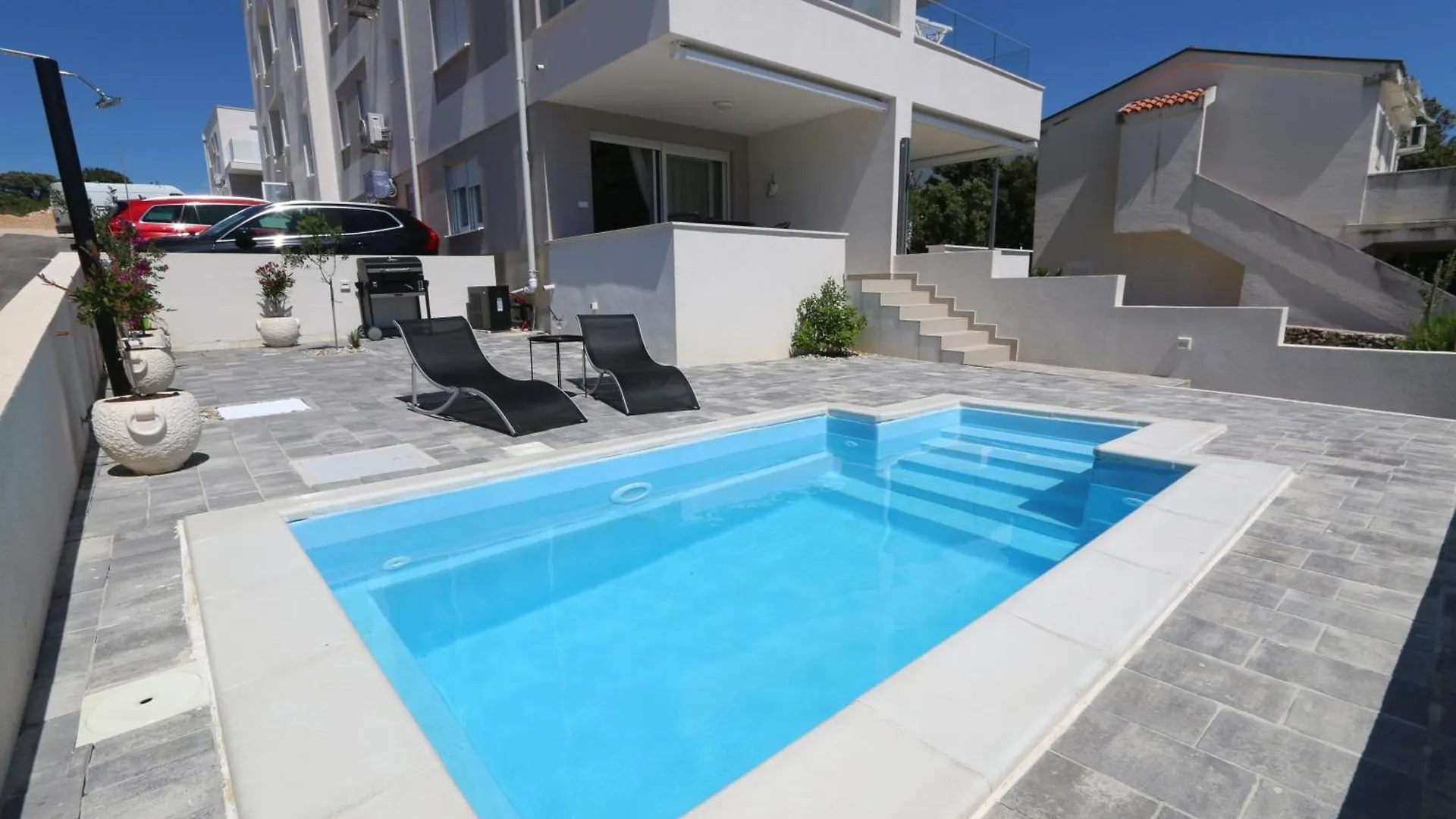 Dolphin View II With A Pool By The Beach Мандре