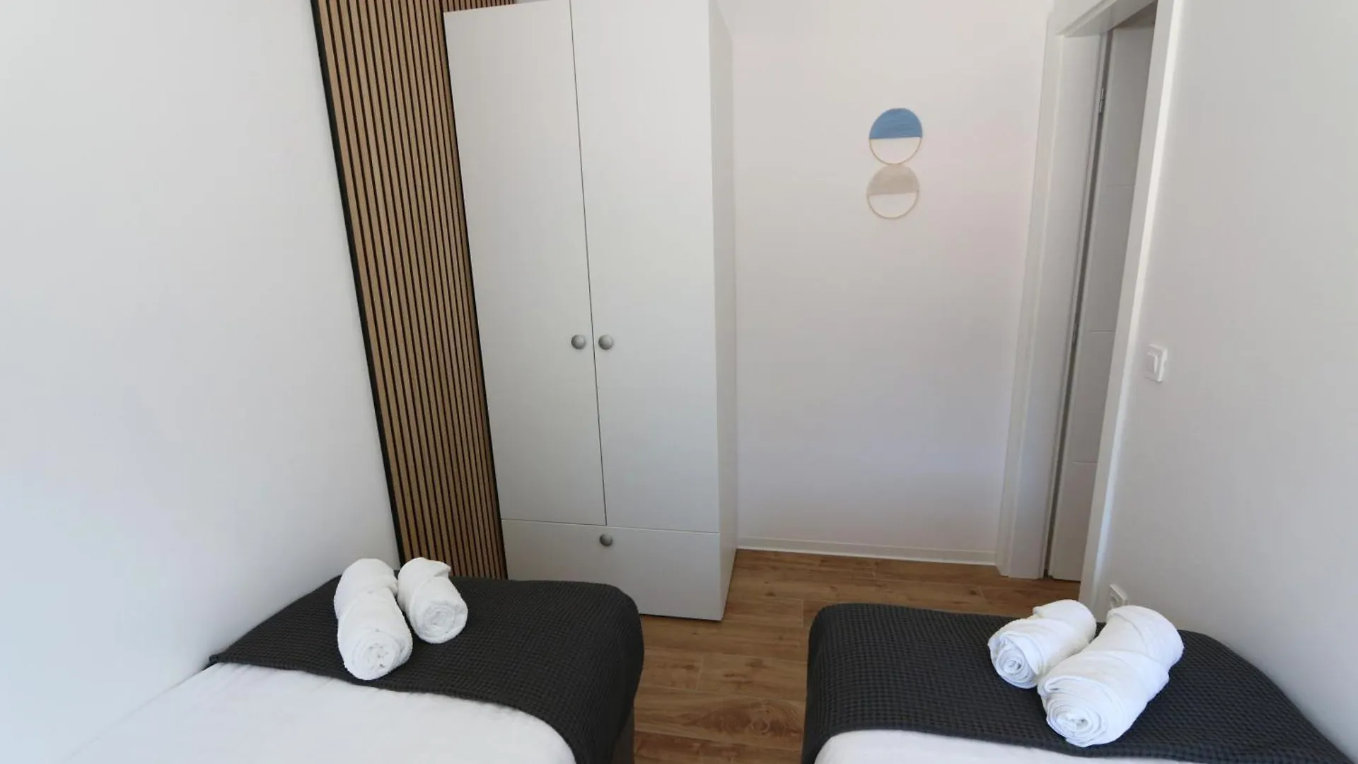 Апартаменты Dolphin View II With A Pool By The Beach Мандре